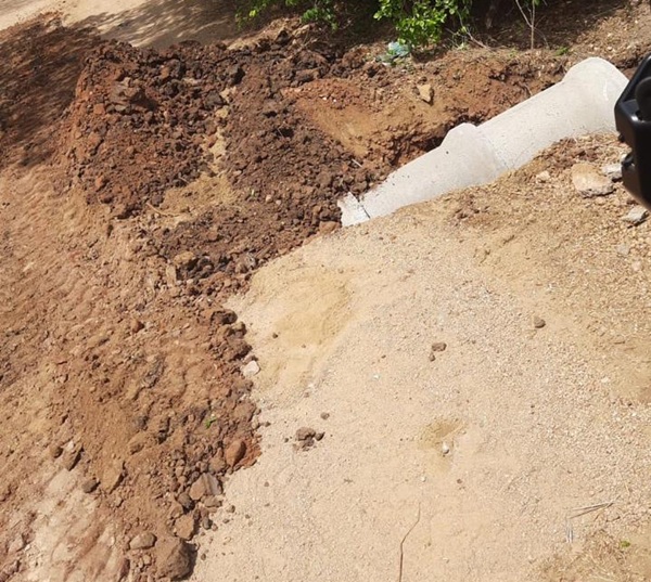 Prefeitura de Sousa realiza serviço de drenagem em três pontos de estrada vicinal da Comunidade Rural Carnaubinha 